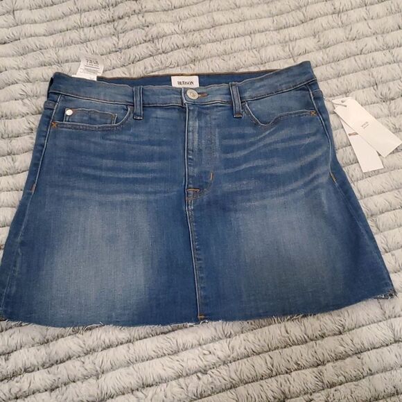HudsonVivid Denim Raw-Hem Mini Skirt
Size 28 - Picture 3 of 12